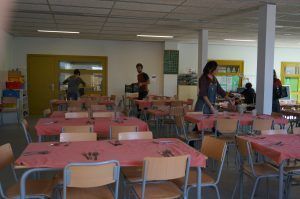 Menjador d'una escola amb menjador escolar ecològic